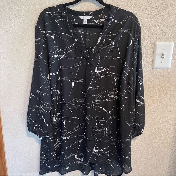 Boutique- Plus Size Black and White Marble Vein Paint Splatter Look Blouse, 2X - Picture 3 of 10